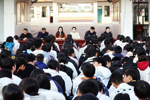 濉溪縣雙堆集鎮(zhèn):送法進(jìn)校園 護(hù)航助成長